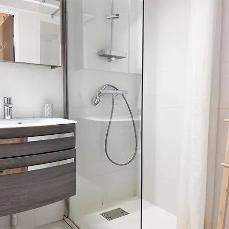 T2 Climatisé Avec Piscine, Terrasse, Parking Et Wi-fi - 4 Couchages, - Fr-1-251-540 *