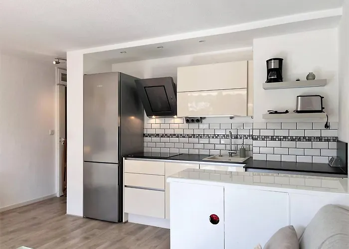 T2 Climatise Avec Piscine, Terrasse, Parking Et Wi-fi - 4 Couchages, - Fr-1-251-540 * Le Lavandou