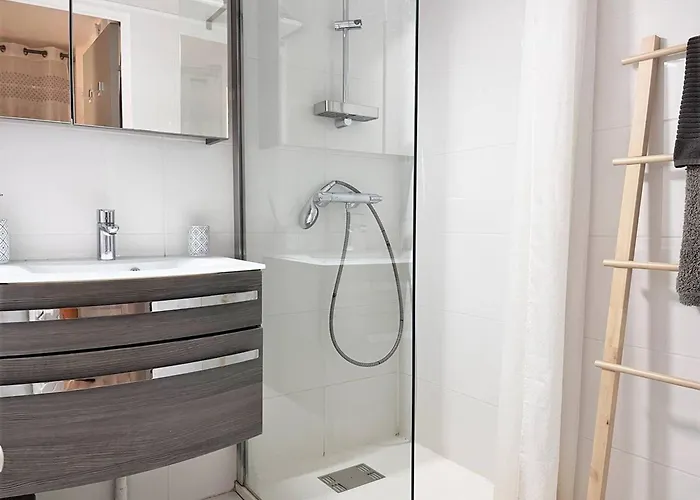 T2 Climatise Avec Piscine, Terrasse, Parking Et Wi-fi - 4 Couchages, - Fr-1-251-540 *